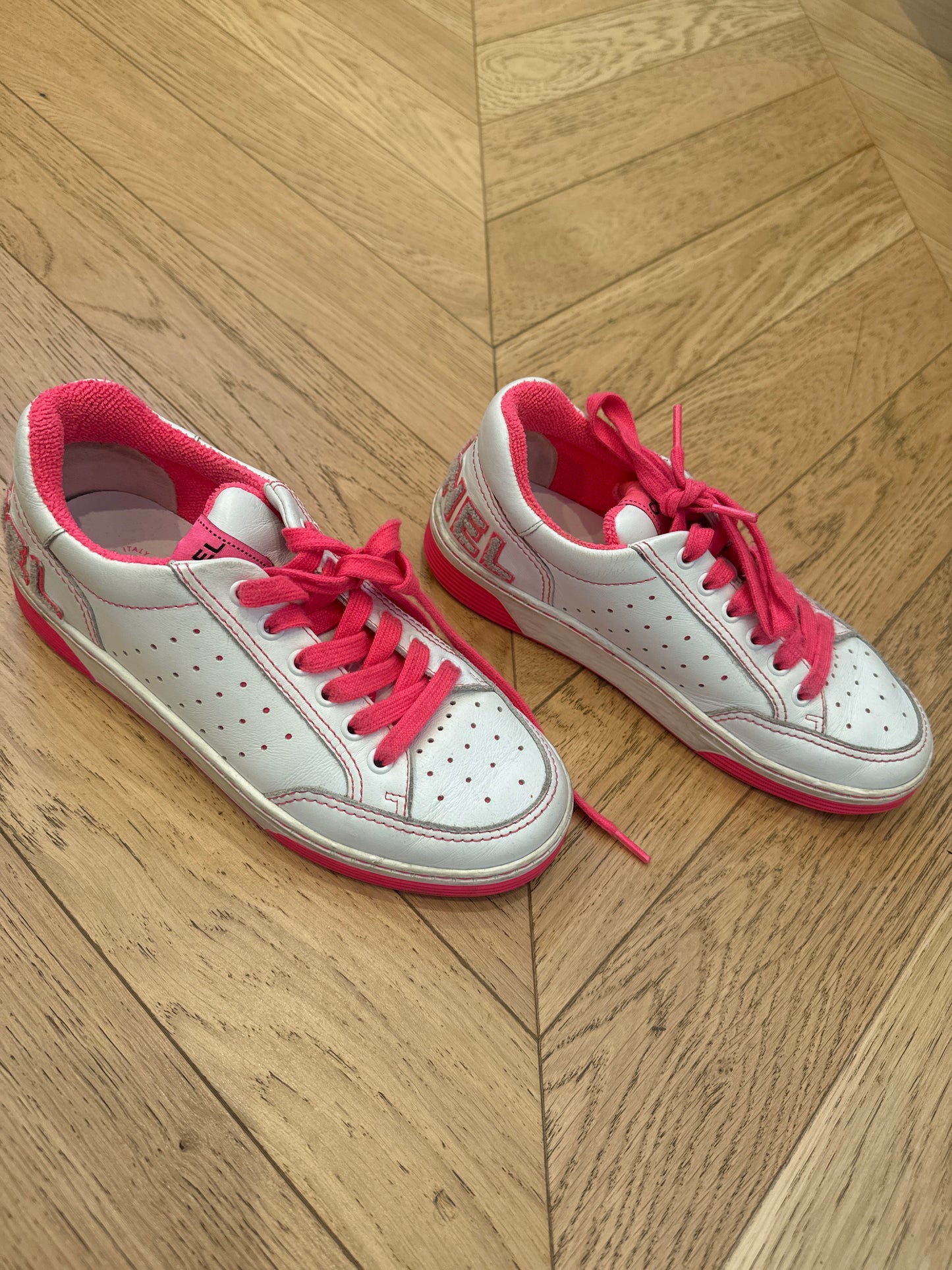Chanel sneaker daughters size 36