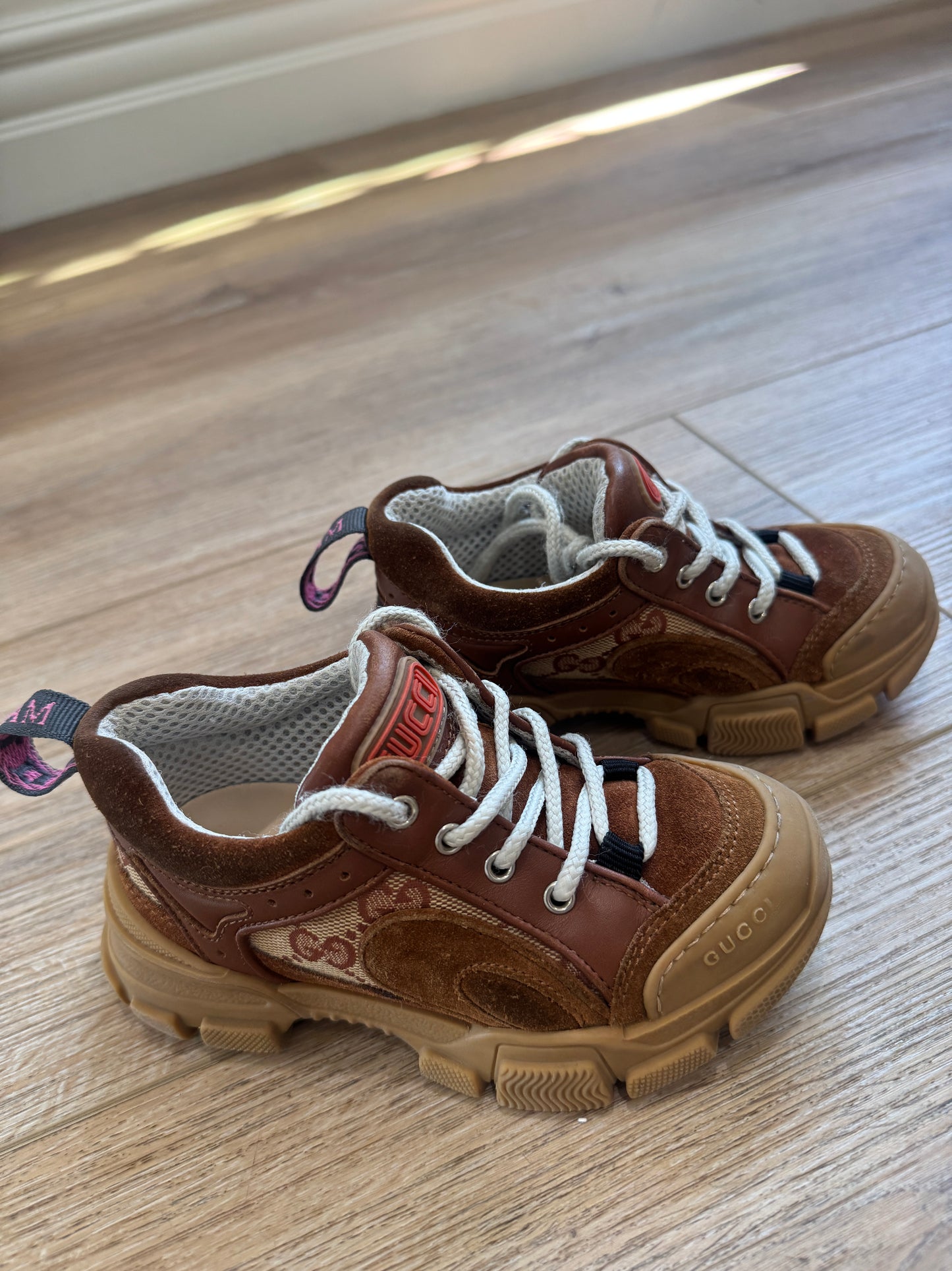 Kids Gucci tennis shoes, 26