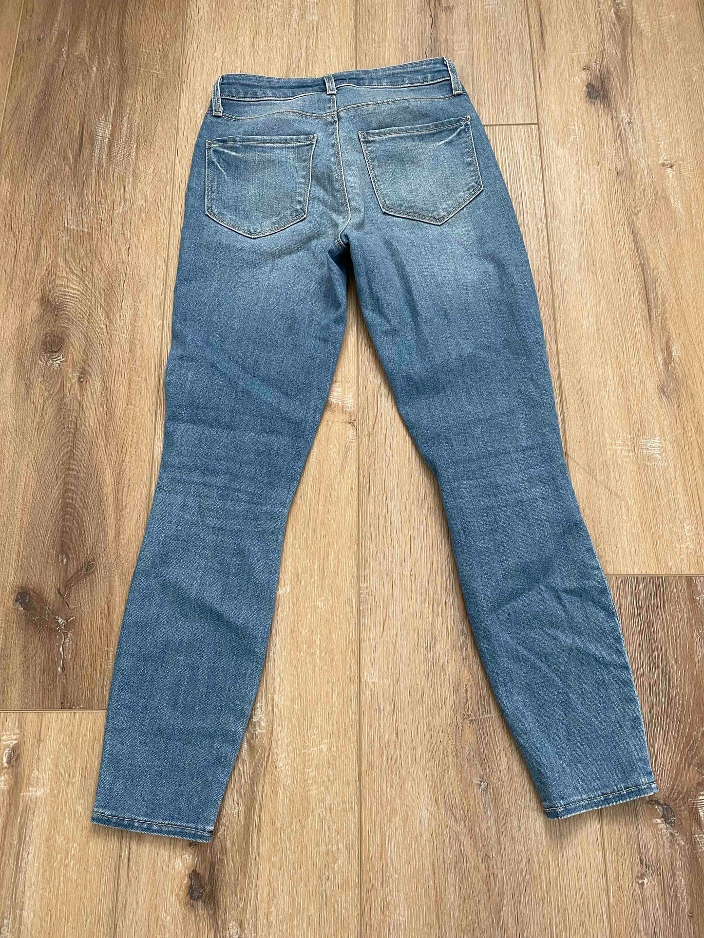 L'agence Jeans, 23