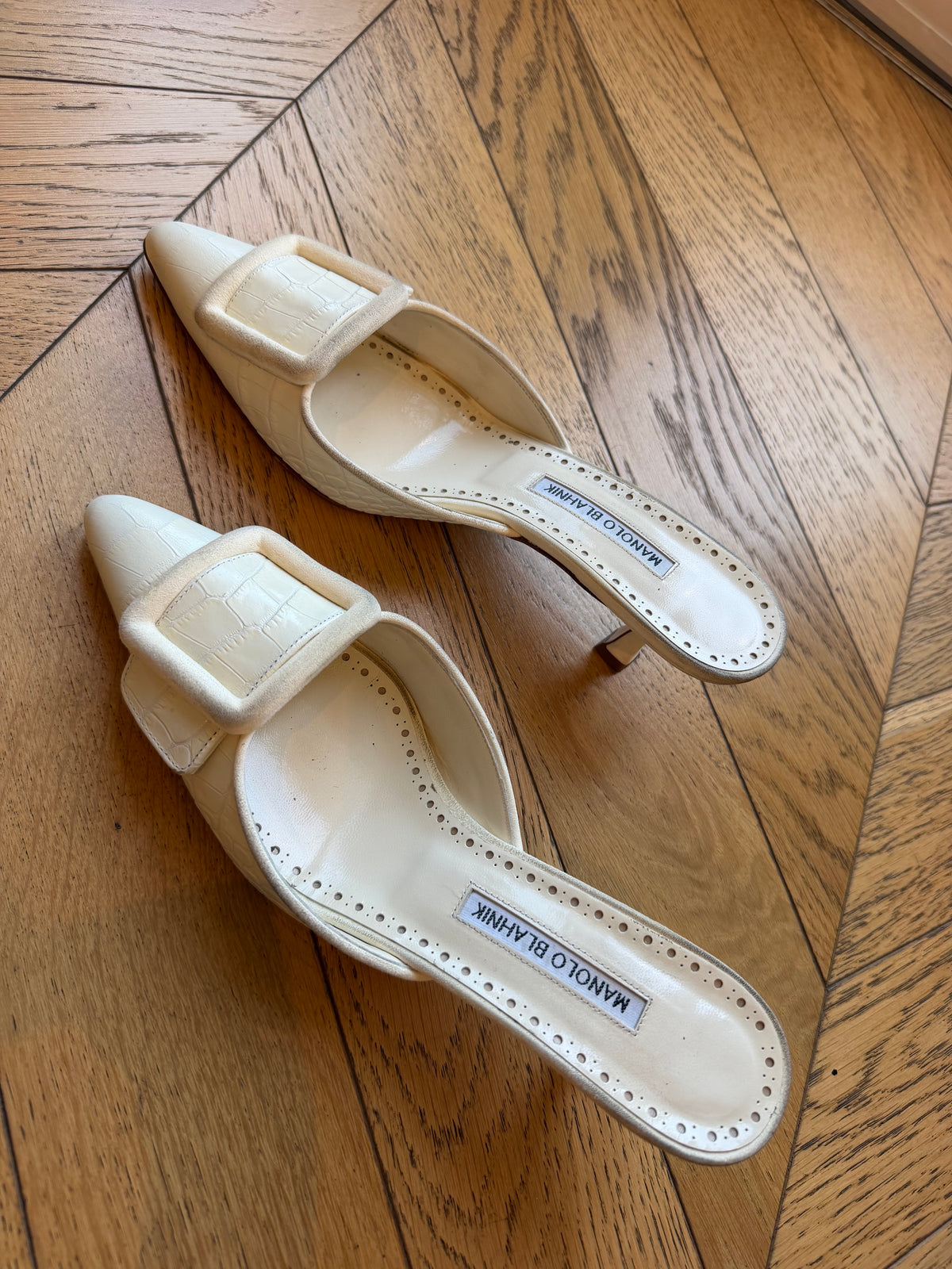 Manolo Maysale croc embossed 38.5
