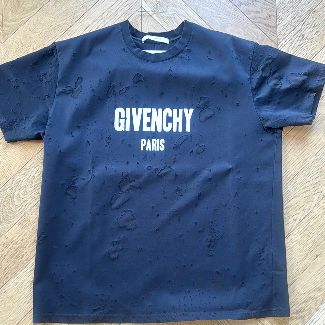 Men’s Givenchy distressed T-shirt, XL￼