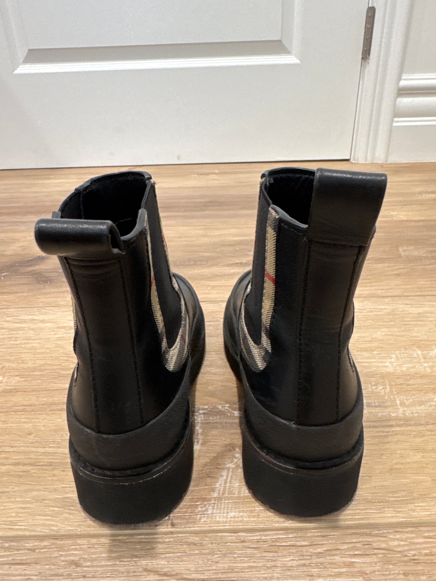 Kids Burberry boots, 29