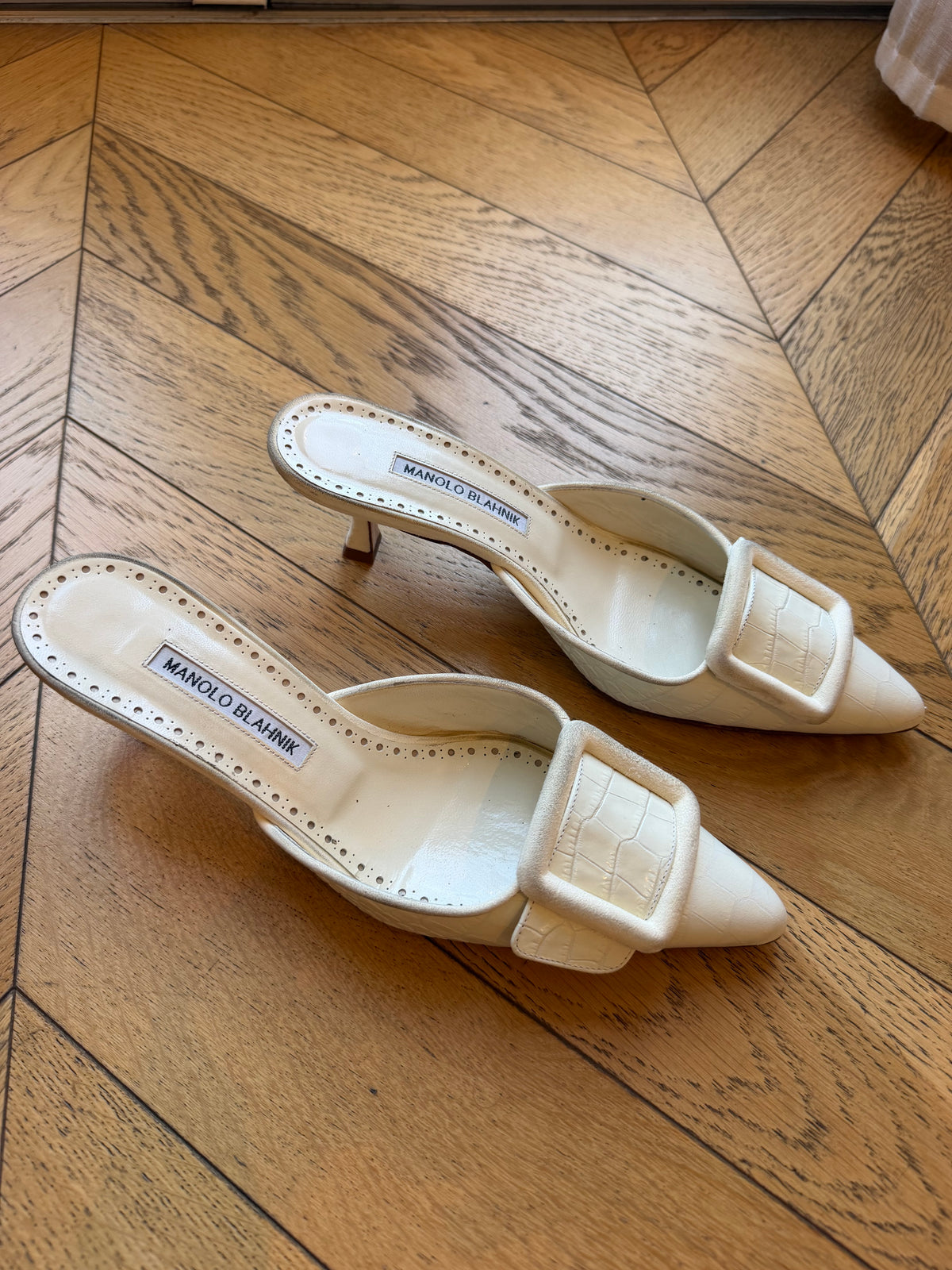 Manolo Maysale croc embossed 38.5