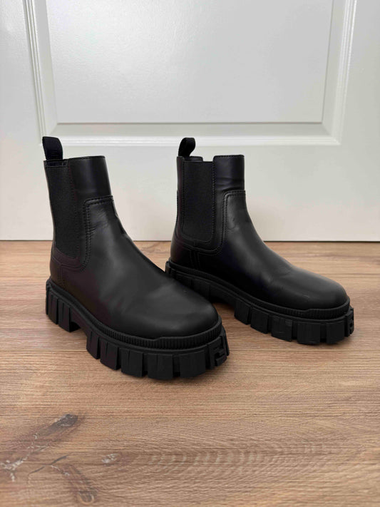 Fendi Lug Boot, 38