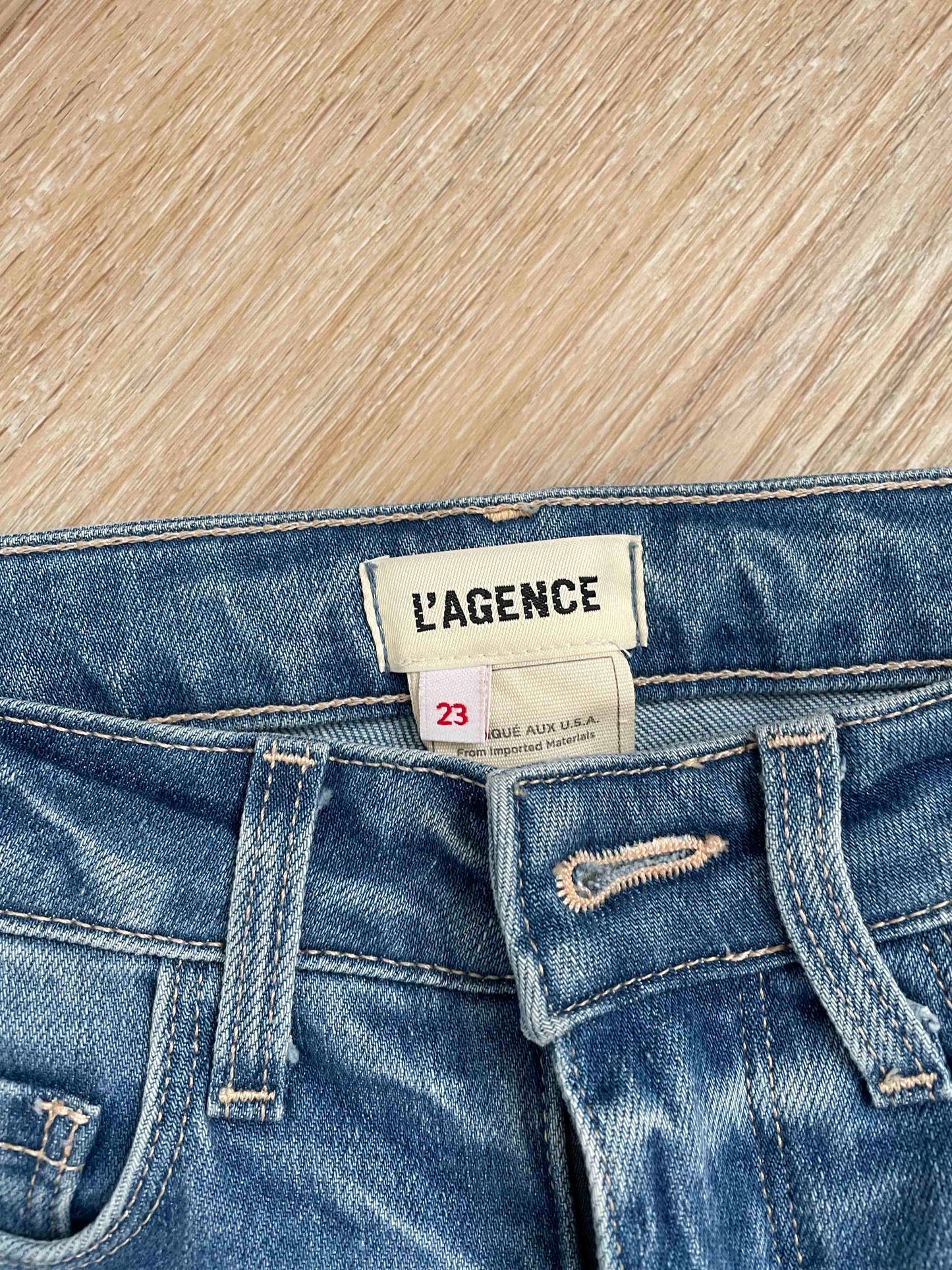 L'agence Jeans, 23